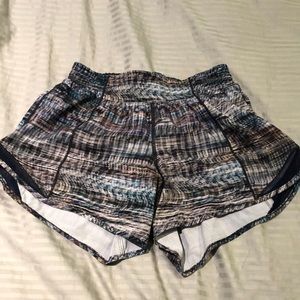lululemon hotty hot shorts size 4 4”